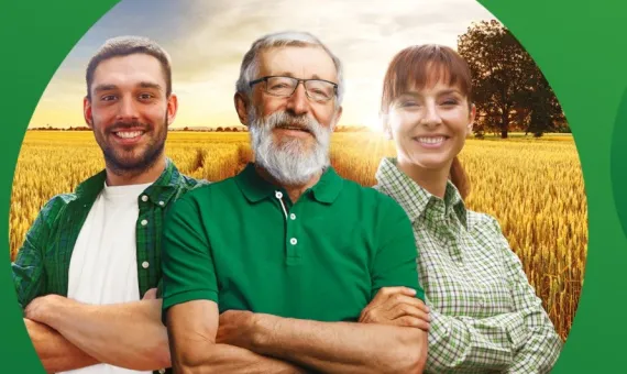 Trójka rolników - starsze i młodsze pokolenie. Na tle polapszenicy