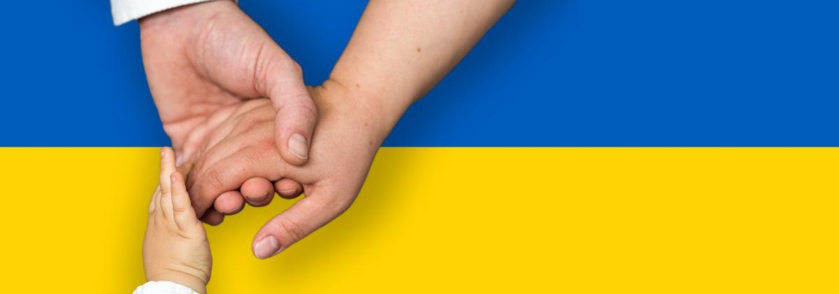 Flaga Ukrainy i splecione dłonie