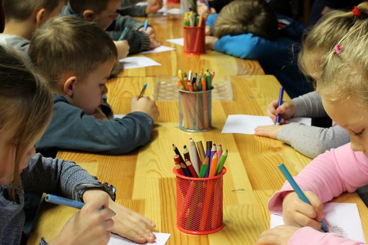 Dzieci rysują w przedszkolu