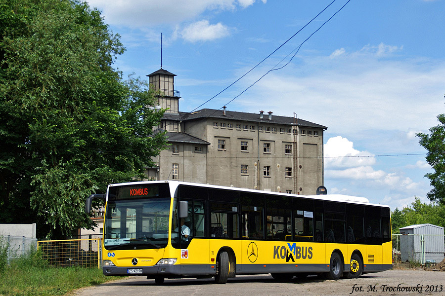 Autobus Kombus na tle budynku