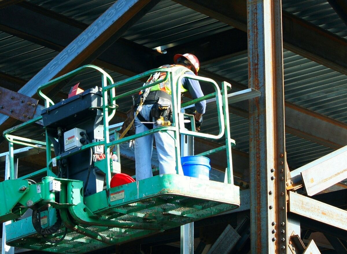 Pracownik budowlany na platformie dźwigu