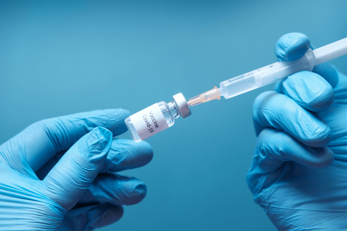 Szczepionka przeciwko COVID-19 w dłoniach