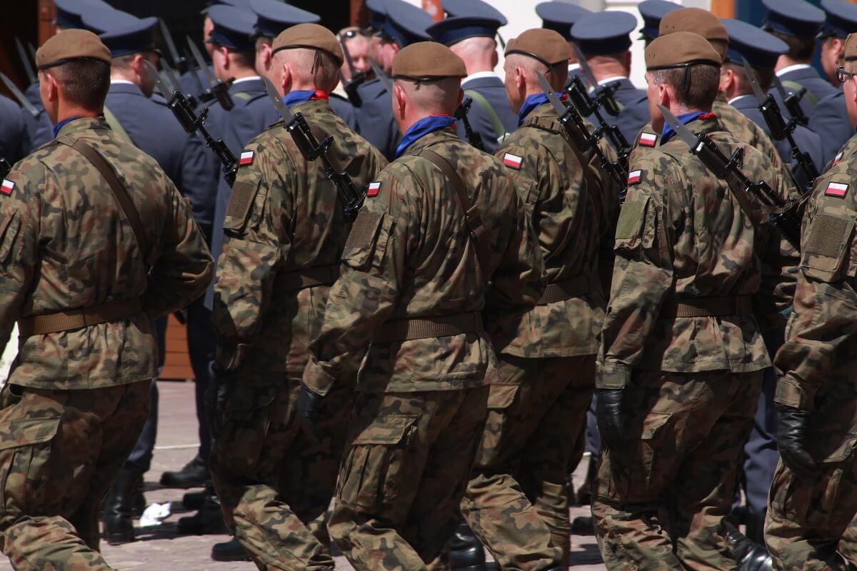 Grupa żołnierzy na defiladzie