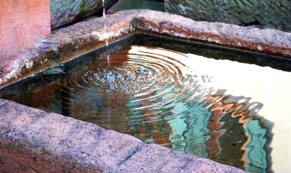 Kamienny zbiornik na wodę