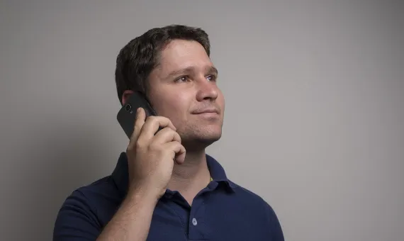 Mężczyzna rozmawiający przez telefon
