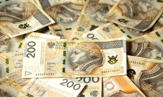 Rozłożone banknoty o nominale 200 złotych.