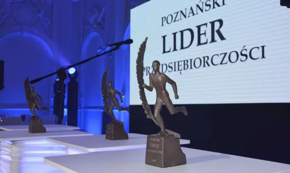 Statuetki Lider Przedsiębiorczości wykonane z brązu w kształcie biegnącego mężczyzny 