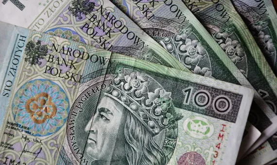 Banknoty o nominale 100 zł ułożone w wachlarz
