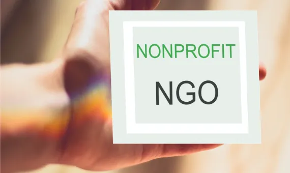Dłoń trzymająca kartkę z napisem nonprofit NGO