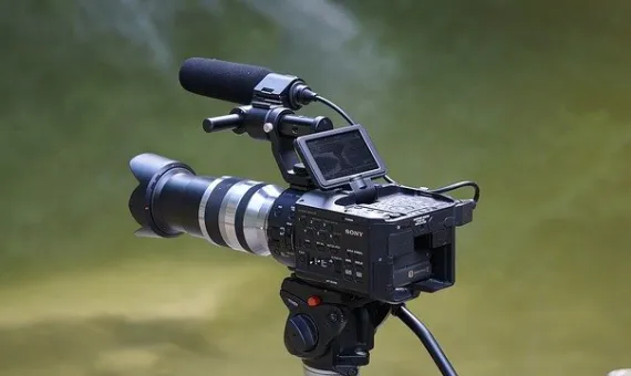 Kamera filmowa na statywie z mikrofonem