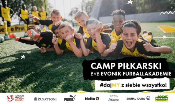 Drużyna akademii BVB na murawie - plakat informacyjny Camp Piłkarski
