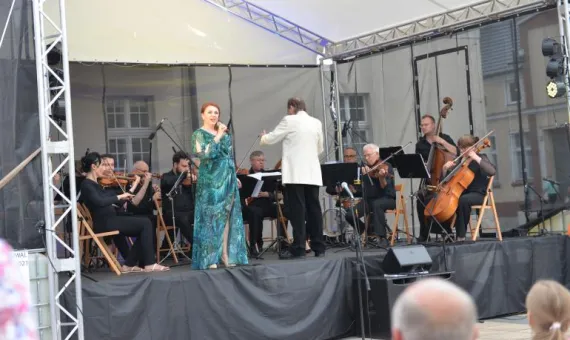 Koncert Muzyka z Kórnika na placu Niepodległości