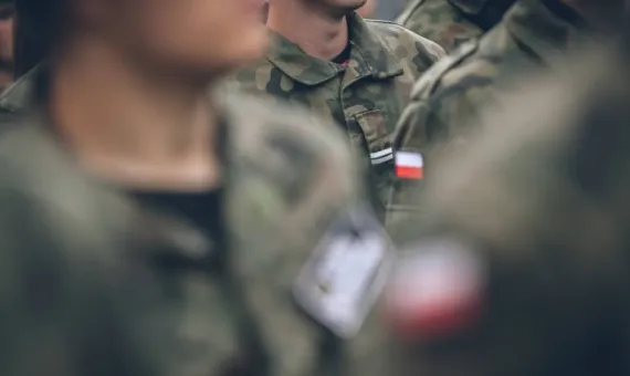 Grupa żołnierzy w mundurach