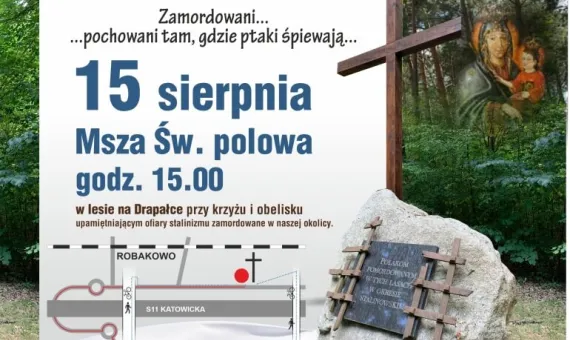Informacja o mszy polowej w dniu 15.08.2021, na tle lasu, obelisku i polskiej flagi