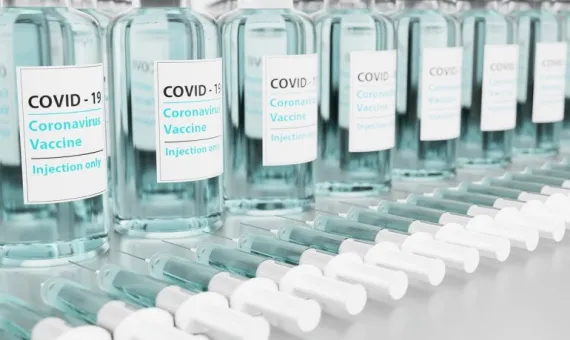 Szczepionki na COViD i strzykawki ułożone w szeregu