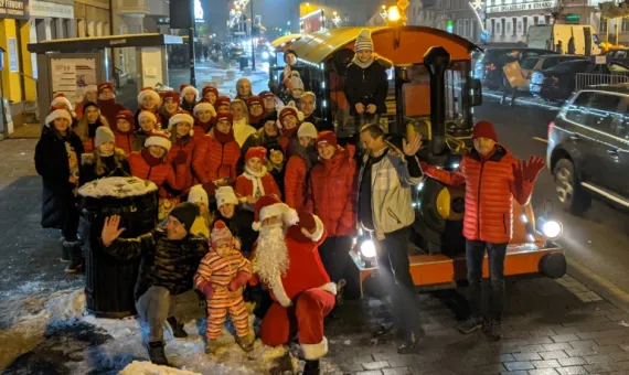 Pracownicy UMiG Kórnik na tle kolejki turystycznej podczas Jarmarku Świątecznego w Kórniku