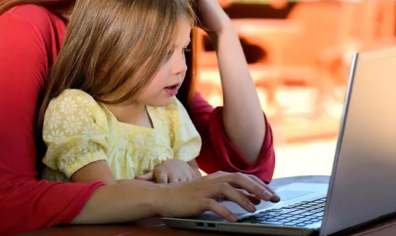 Dziecko uczące się zdalnie przy komputerze