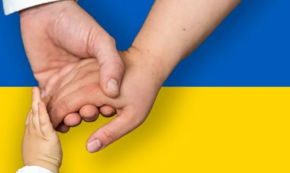 Flaga Ukrainy i splecione dłonie
