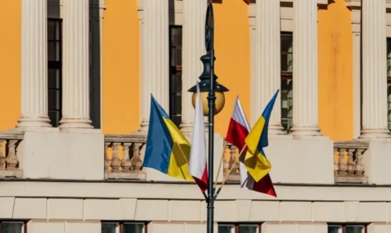 Flagi Polski i Ukrainy na Latarni