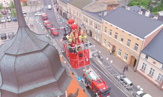 Akcja straży pożarnej - gaszenie wieży zegarowej ratusza