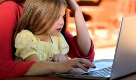 Dziecko uczące się zdalnie przy komputerze